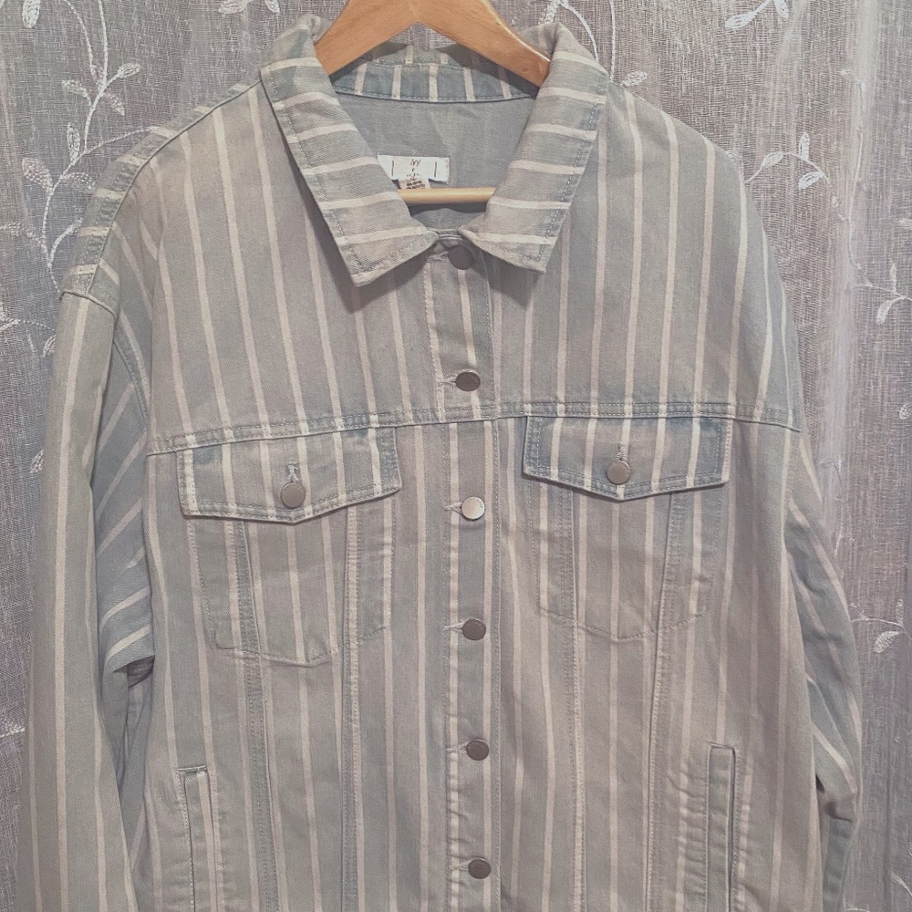Ivy & Main White Striped Denim Jacket Sz XL